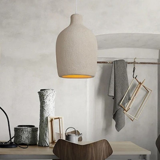 luminaire suspendu écru au dessus d'un bureau