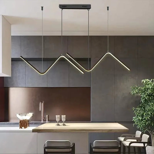 suspension luminaire minimaliste noir en forme de vague dans une cuisine ultra tendance