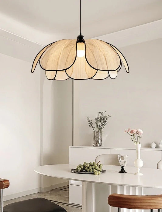 suspension osier au dessus d'une table à manger