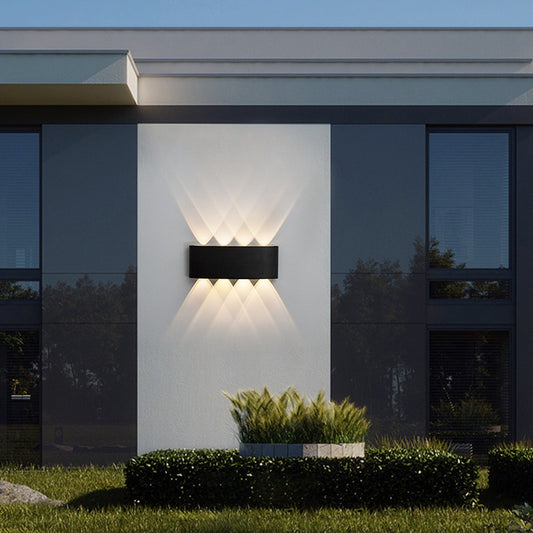 applique murale led noir mat sur façade maison contemporaine