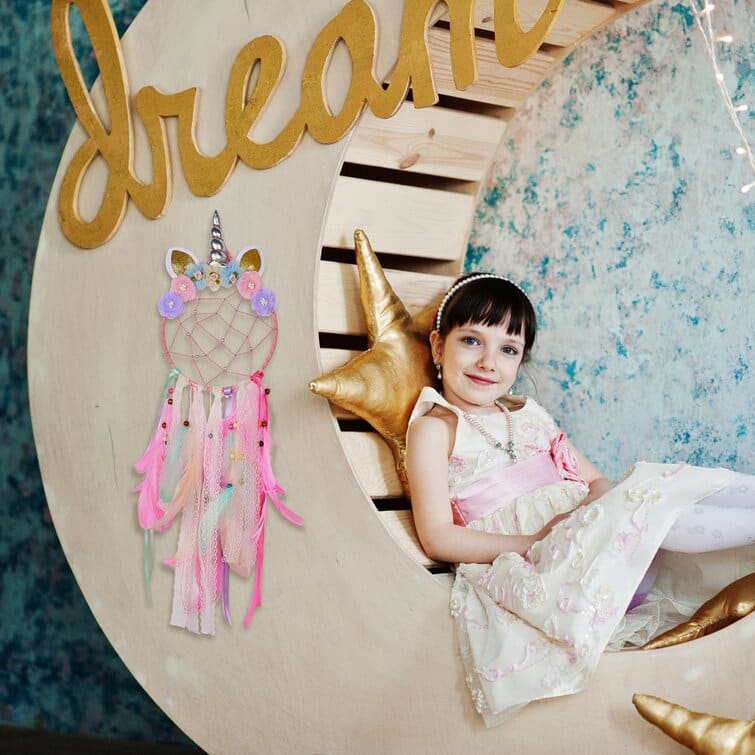 attrape reve licorne rose avec enfant