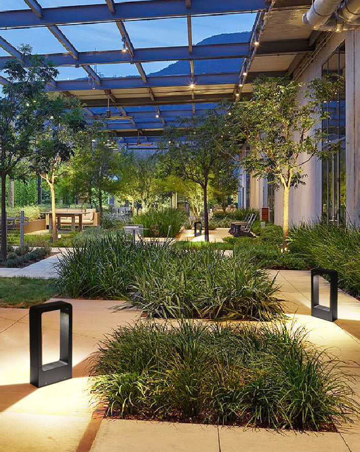 jardin éclairé par des luminaires modernes
