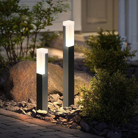 luminaire extérieur planté dans jardin