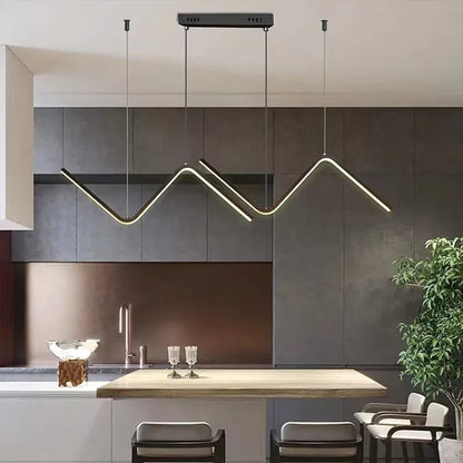suspension luminaire minimaliste noir en forme de vague dans une cuisine ultra tendance