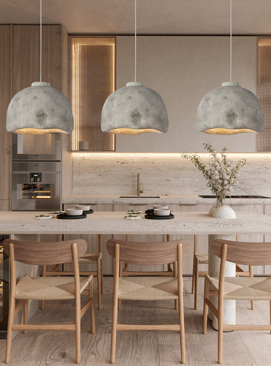 trois luminaires suspendus pour ilot de cuisine dans cuisine moderne beige