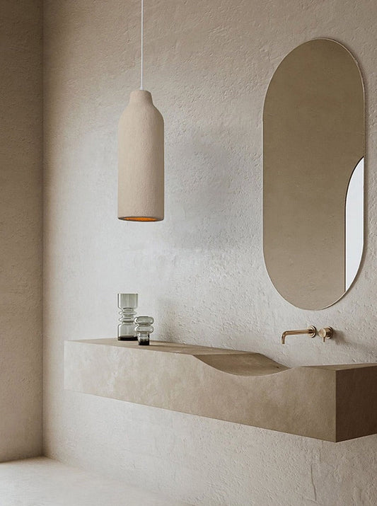 salle de bain contemporaine beige avec lampe suspendu