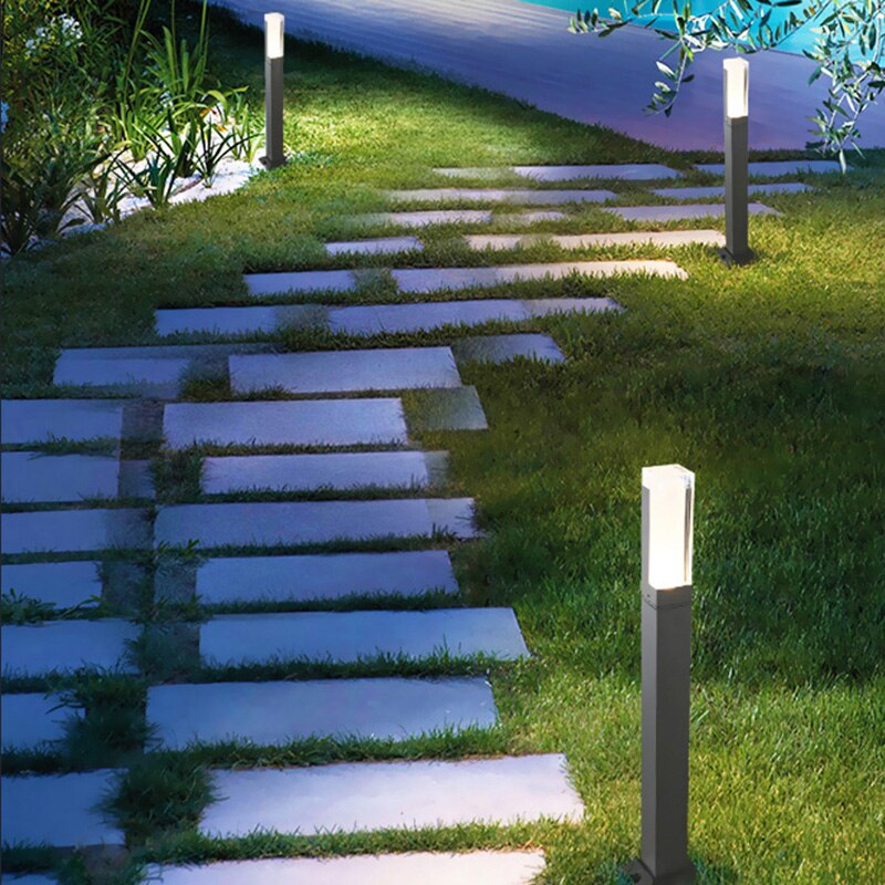 luminaires plantés dans jardin allée