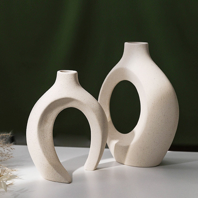 deux vases en céramique beige